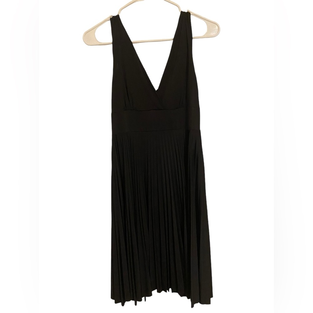Soprano v-neck pleated dress